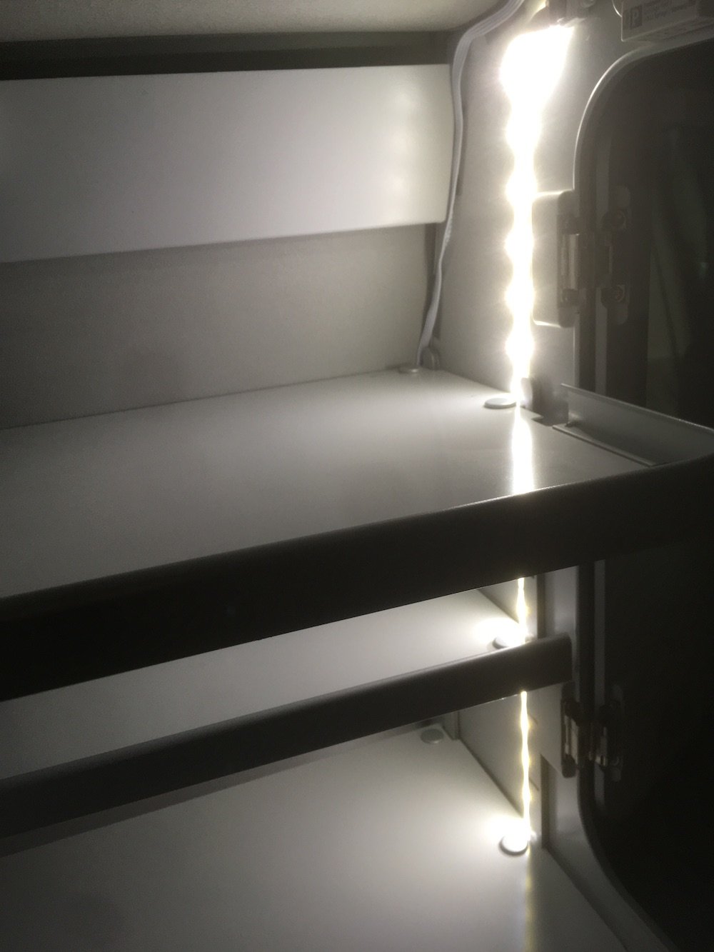 Schrankbeleuchtung ohne Bohren & Schrauben - VW California Elektrik