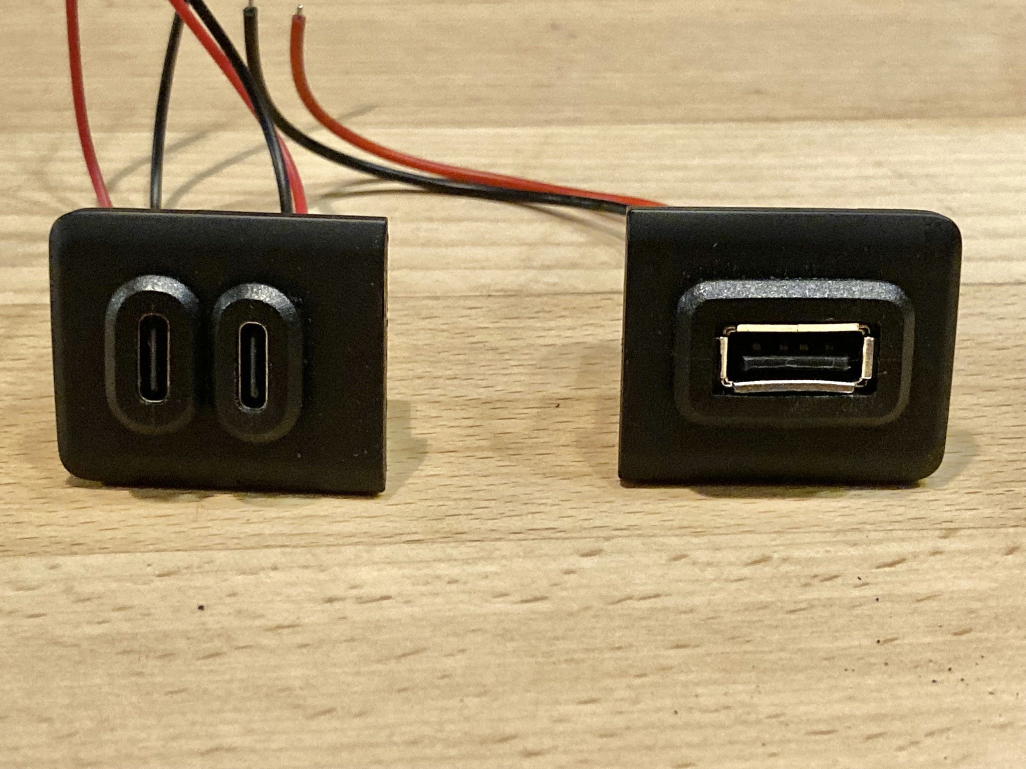 USB Buchse, die in die Blinddeckel beim T5.2 passt - T5.2 Bordelektrik -   - die VW Camper Community